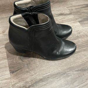 Naturalizer Size 6.5 Woman’s Black Short Boot